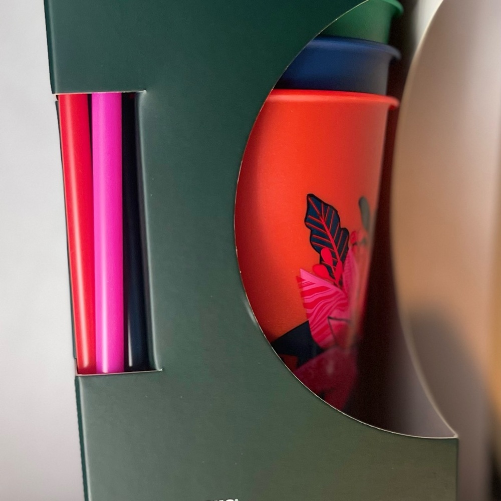 New reusable Starbucks cup set